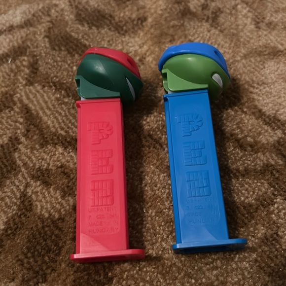 Teenaged Mutant Ninja Turtles Pez dispenses. Raphael and Leonardo - Picture 3 of 3